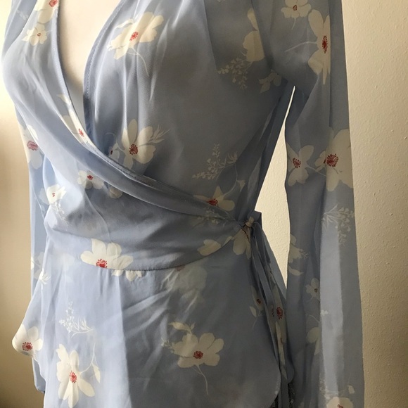 🆕🌸Sheer wrap blouse🌸 - Picture 3 of 4